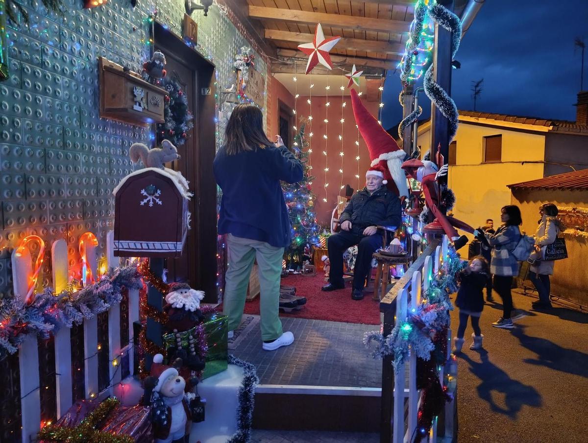 Visitantes, haciéndose fotos en el pueblo.