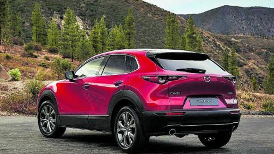 capacidad  La variante sedán del Mazda3 aporta un extra de capacidad en la trasera: hasta 450 litros, muy aprovechables por las formas regulares de su interior. MAZDA