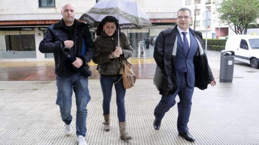 Patricio Fernández (izq.), antes de comparecer ayer ante el juez, junto a su mujer y su abogado. // N.Parga