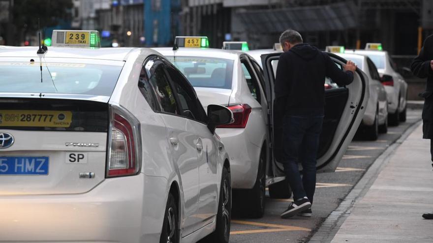 Un viajero sube a un taxi en los Cantones.