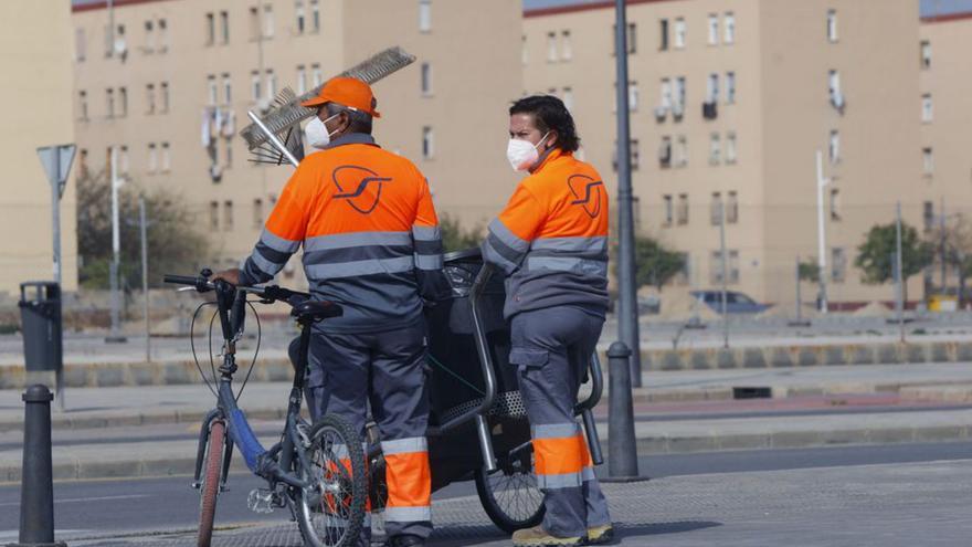 Operarios de la limpieza del Marítimo. | LEVANTE-EMV