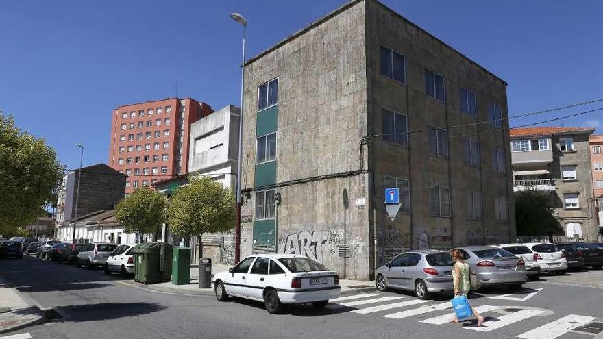 El edificio del viejo ambulatorio de Teis, en la calle Enrique Lorenzo. // R. G.