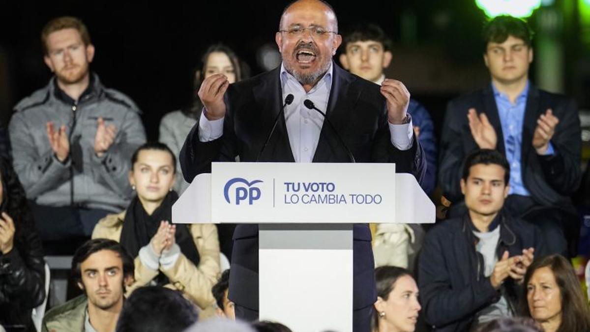 El candidato del PP a la Generalitat, Alejandro Fernández, durante el acto de inicio de campaña que los populares han celebrado hoy jueves en Castelldefels, en Barcelona.