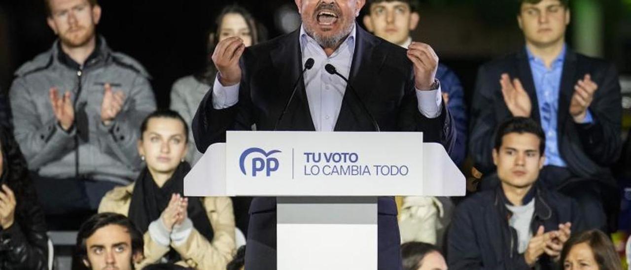 El PP pide el voto a socialistas indecisos: &quot;Si nos quedamos en casa gobernará Puigdemont&quot;