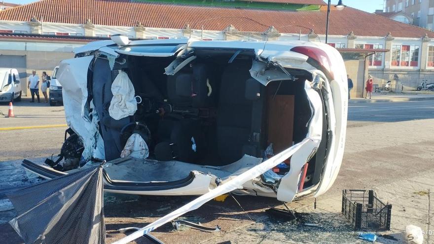 Un joven muere en su coche embestido por un Porsche que perseguía la Policía junto a la plaza de abastos de Cangas