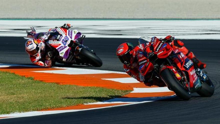 Maverick Viñales arrebata el protagonismo en la pelea Bagnaia vs Martín