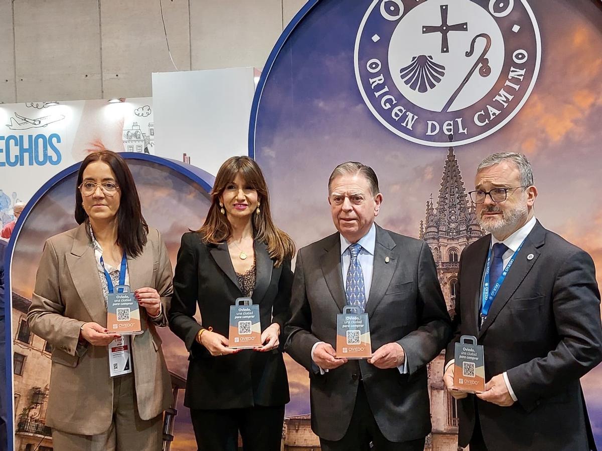 Por la izquierda; Covadonga Díaz, concejala de Festejos; Leticia González, concejala de Economía; Alfredo Canteli, alcalde de Oviedo; y Alfredo Quintana, concejal de Turismo.
