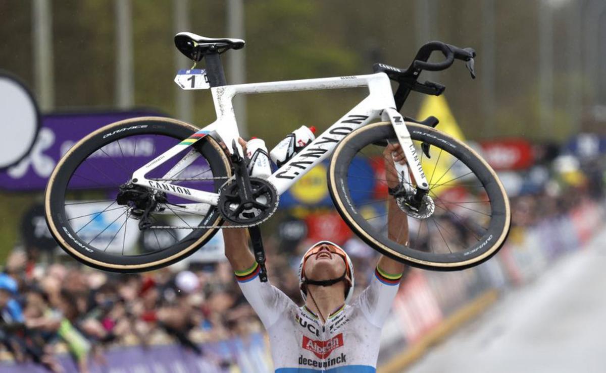 Van der Poel guanya el Tour de Flandes sense cap oposició