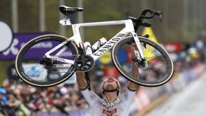 Van der Poel guanya el Tour de Flandes sense cap oposició