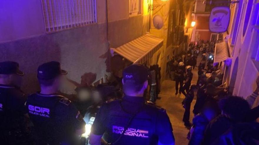 Decenas de agentes en una de las calles de una conocida zona de ocio en Alicante.