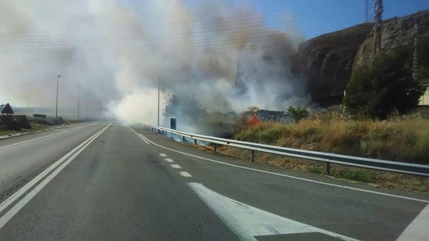 Un fuego obliga a cortar la N-II en dirección a Zaragoza