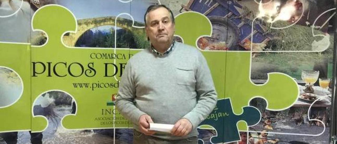 José Antonio Sánchez Cueto en la sede de Incatur, en Cangas de Onís.