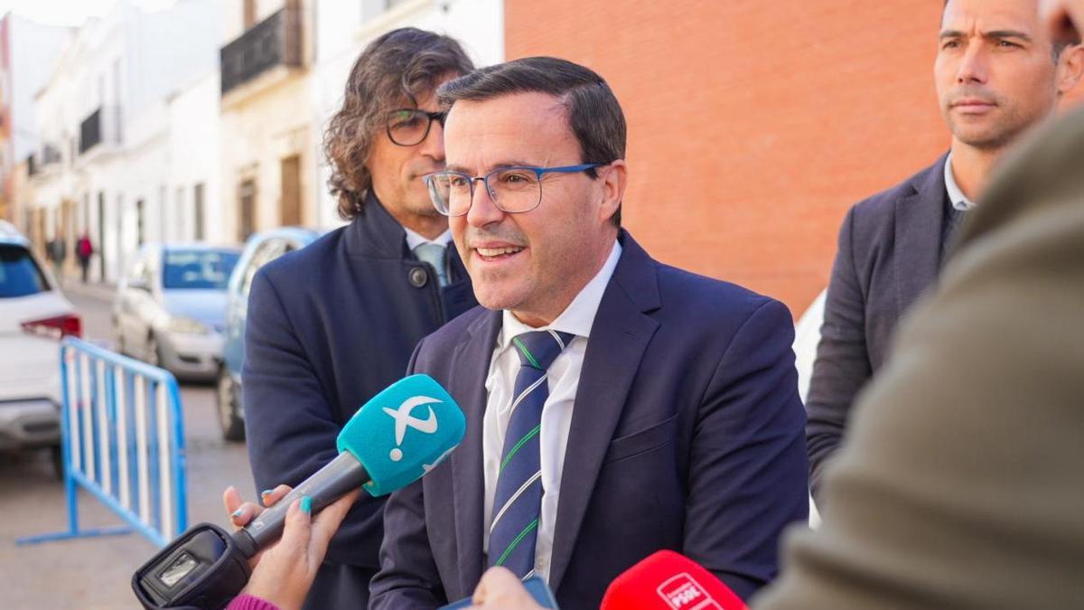 Miguel Ángel Gallardo habla con los medios en Villafranca de los Barros antes de un acto.