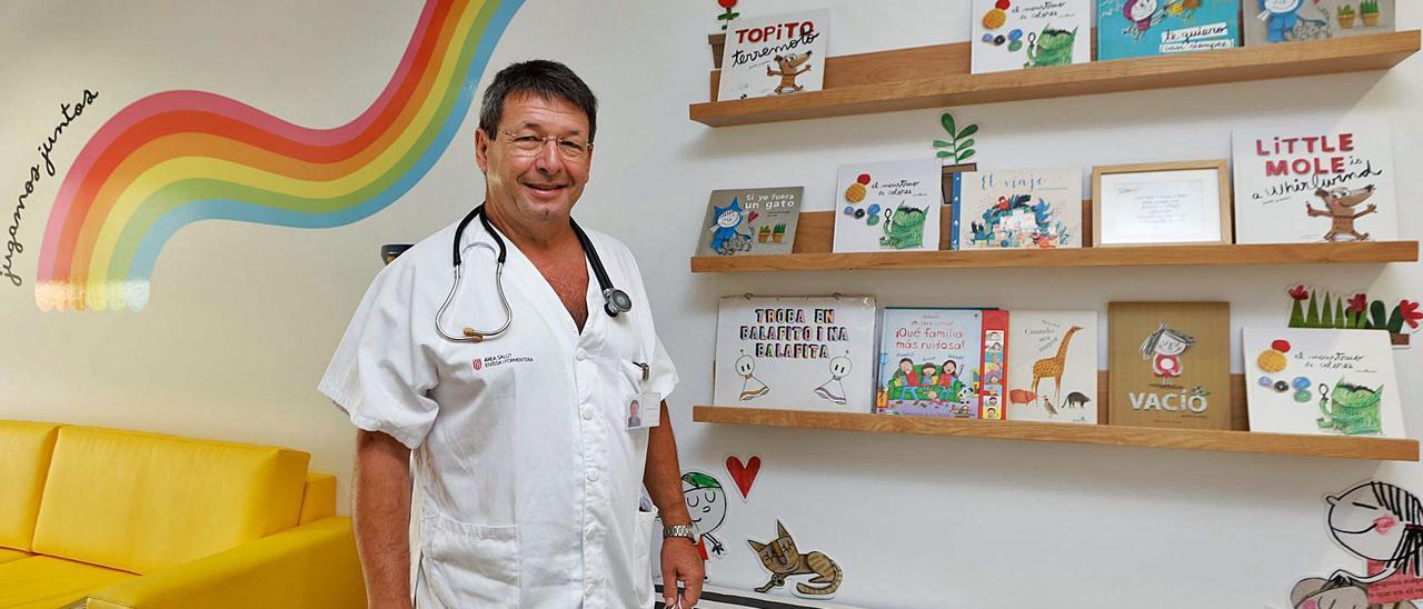 Bartolomé Bonet en la sala de juegos de la planta de Pediatría del Hospital Can Misses, en Ibiza.