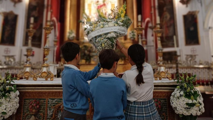 Alumnos del colegio La Milagrosa hacen una ofrenda a San Rafael en la iglesia del Juramento de Córdoba