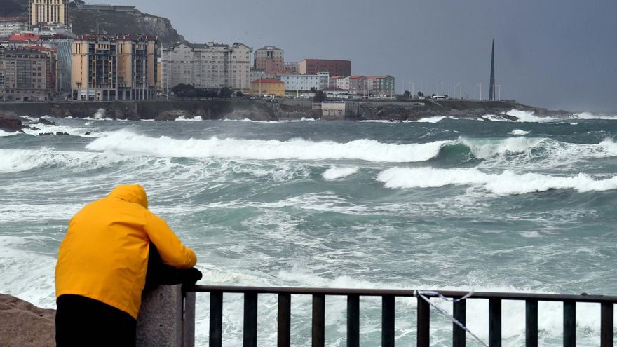 El litoral gallego estará hoy en alerta amarilla por olas debido a un temporal