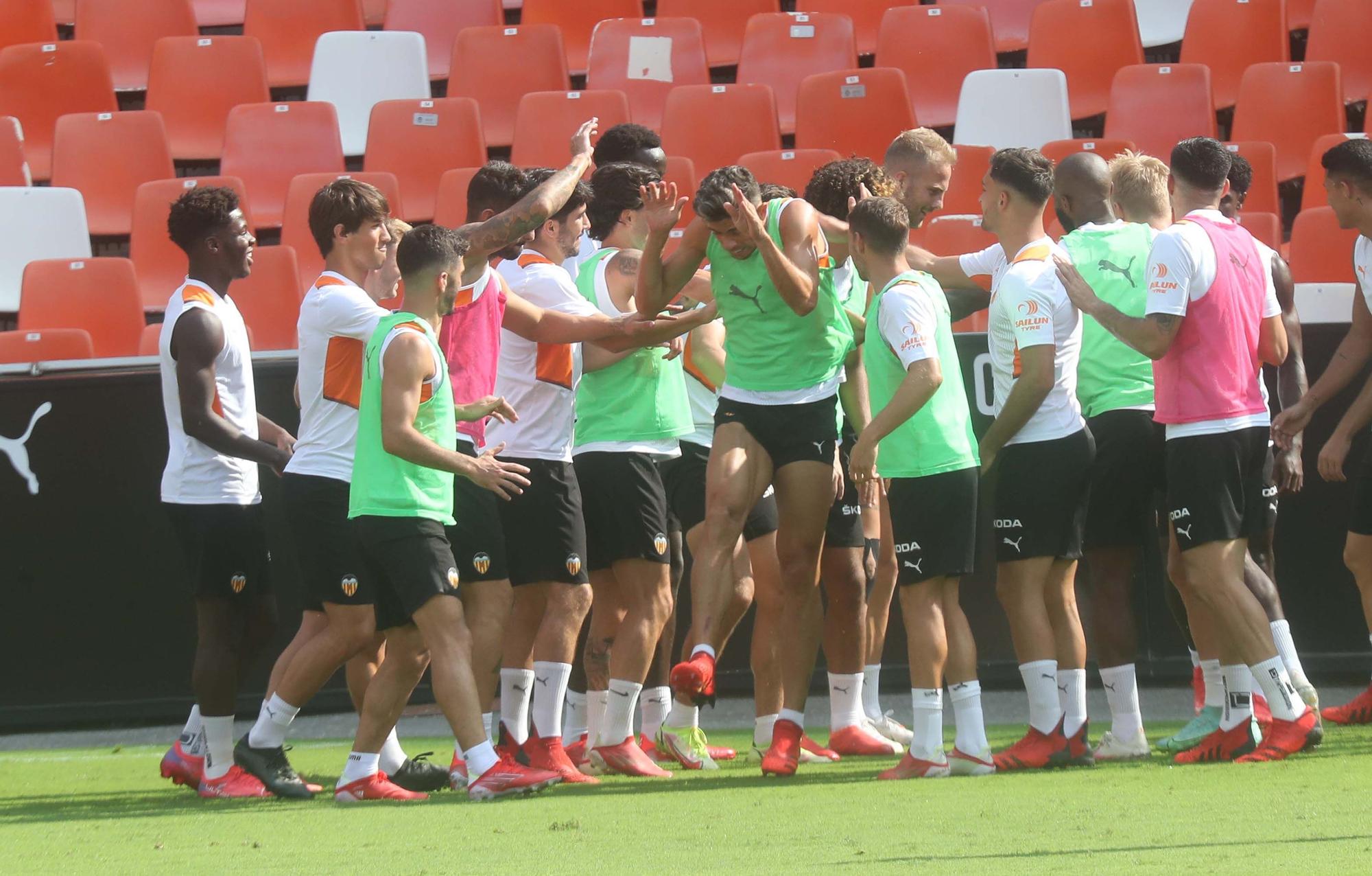 Sesión en Mestalla con Maxi Gómez y Alderete