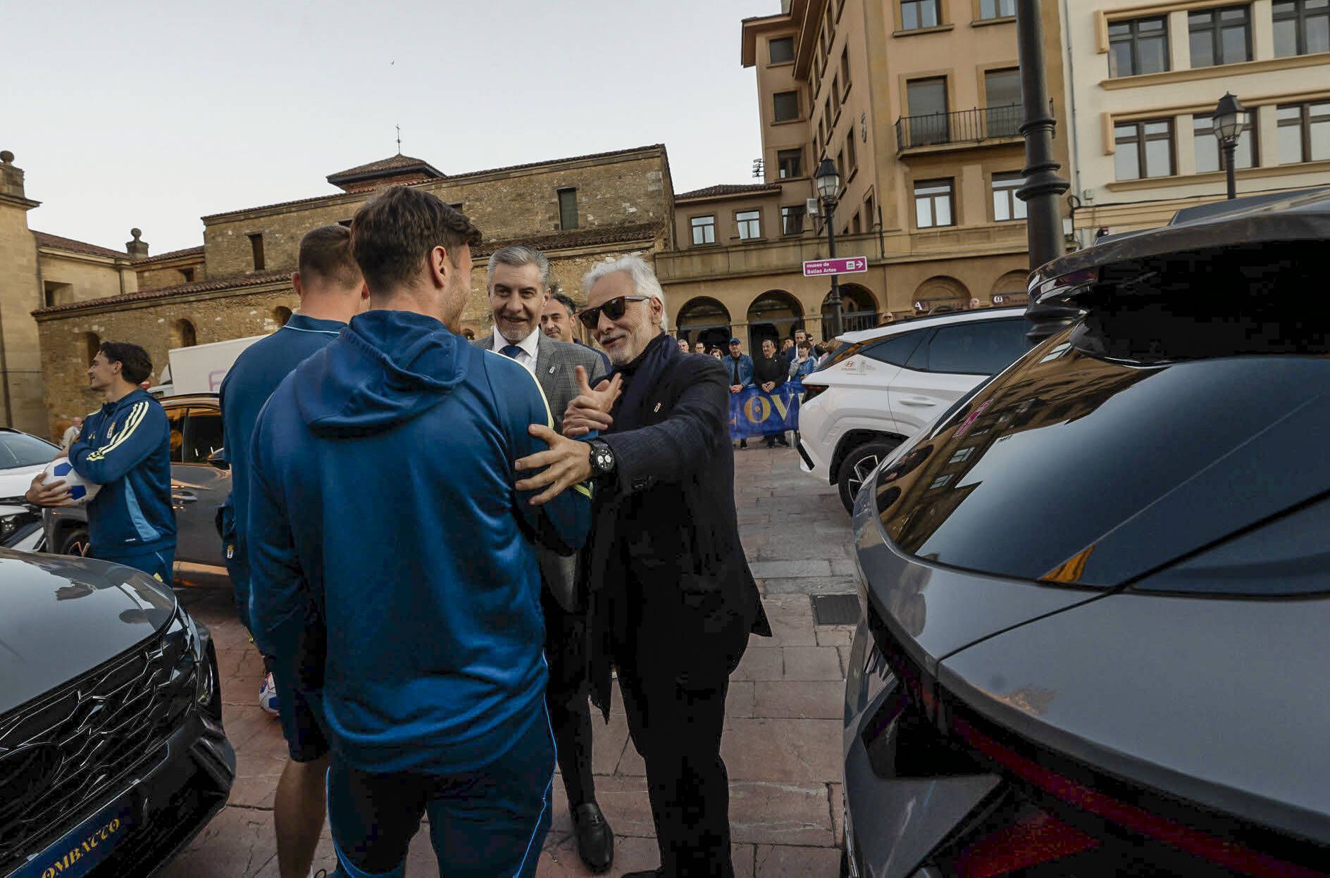 Locura azul en Oviedo: así fue la entrega de los nuevos coches a la plantilla en la plaza de la Catedral