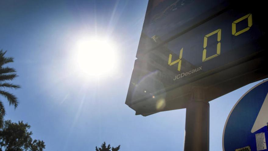 Un termómetro marca 40 grados en València.
