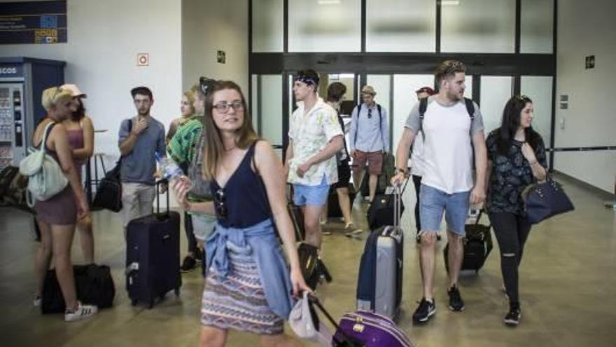 Pasajeros británicos en la terminal del aeropuerto de Castelló.