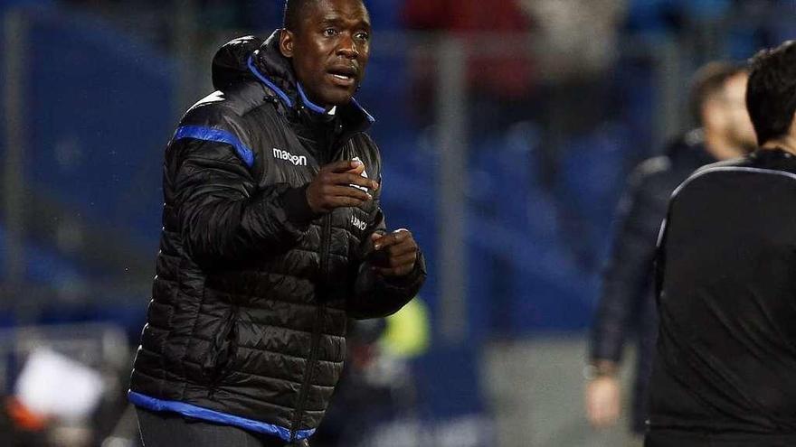 Seedorf da instrucciones en la banda durante el partido de ayer en Getafe.