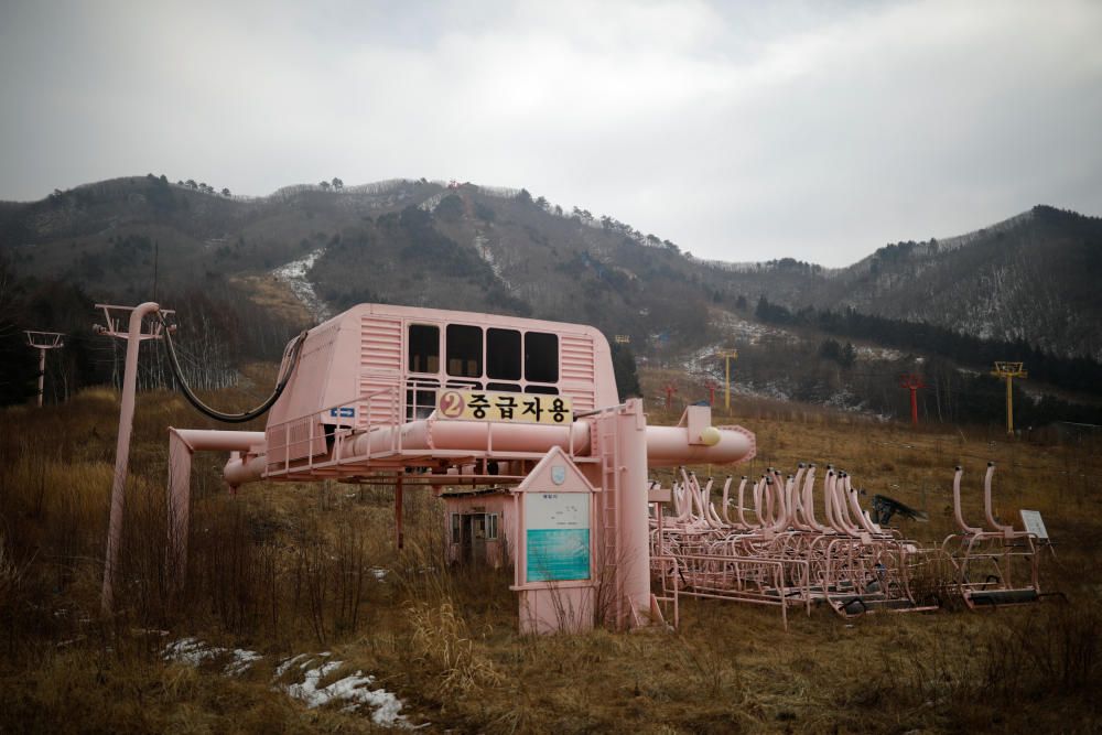 L'aspecte fantasmagògric predomina a les instal·lacions abandonades de l'estació d'esquí Alps Ski Resort, a Corea del Sud, tancat des del 2006.