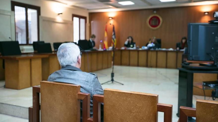 El abuelo acusado, de 70 años, ayer en el juicio en la Audiencia de Palma.