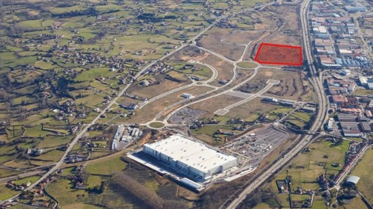 Vista del polígono de Bobes, con la zona que quiere ocupar Costco delimitada en rojo, a la derecha de la imagen.