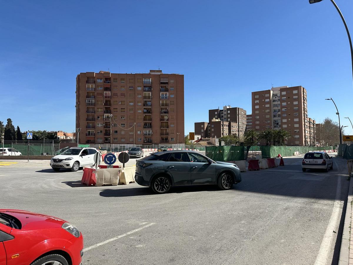 Este lunes los coches en dirección Óvalo ya circulaban por el nuevo carril.