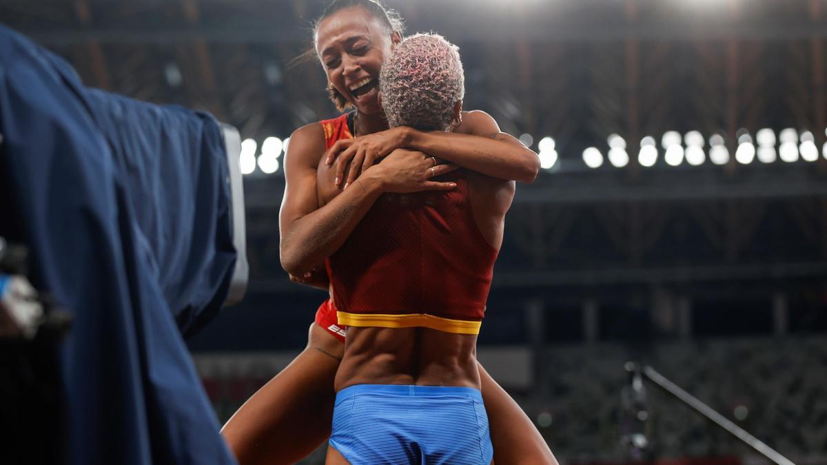 Ana Peleteiro y Yulimar Rojas celebrando las medallas olímpicas de Tokio 2020