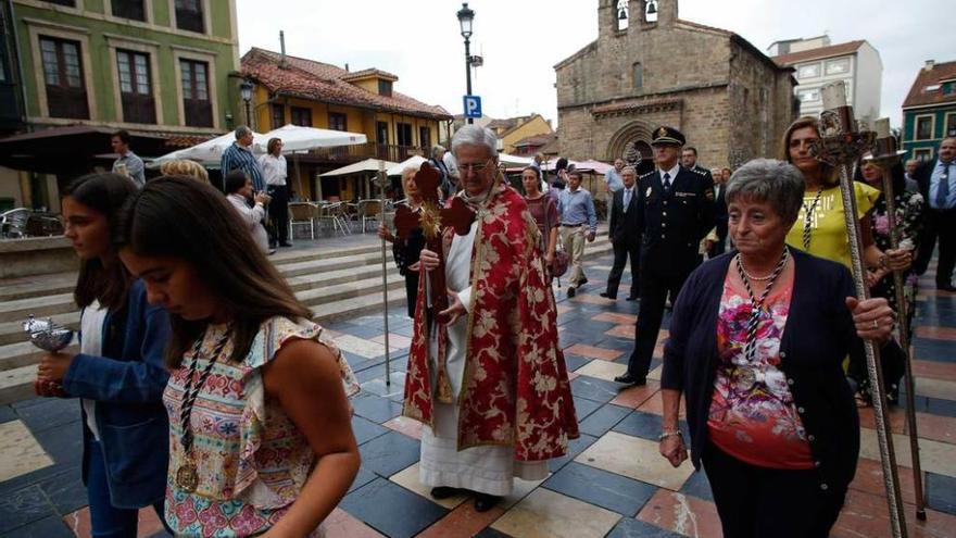 Un momento de la procesión del Lignum Crucis, ayer, por el barrio marinero.