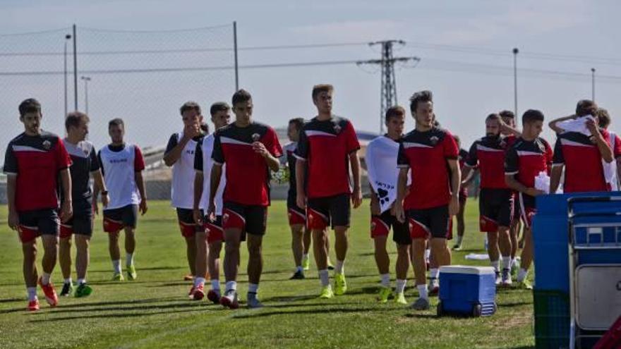 La plantilla del Elche durante un entrenamiento en el campo anexo.