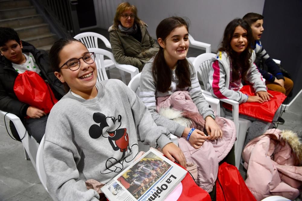 Las jugadoras del Deportivo Abanca Silvia y Maya y el jugador del Genuine, Víctor, han charlado con los escolares.