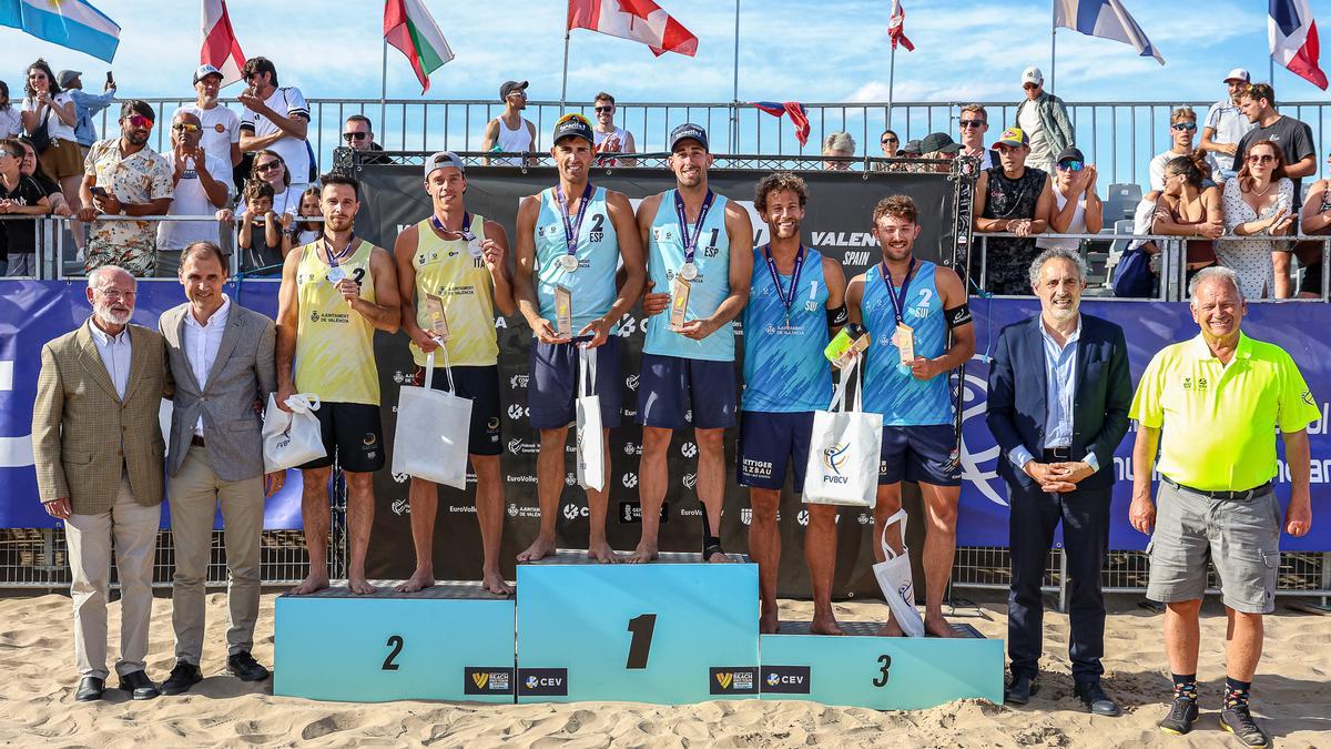 Los hermanos Huerta en la parte superior del pódium del Volleyball World Beach Pro tour Futures de València.