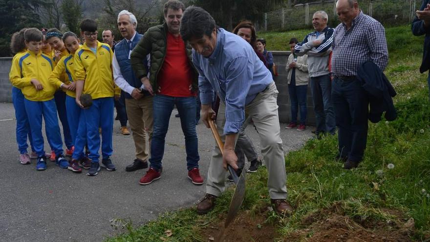 Acto de colocación de la primera piedra de la futura bolera municipal de Cangas del Narcea.