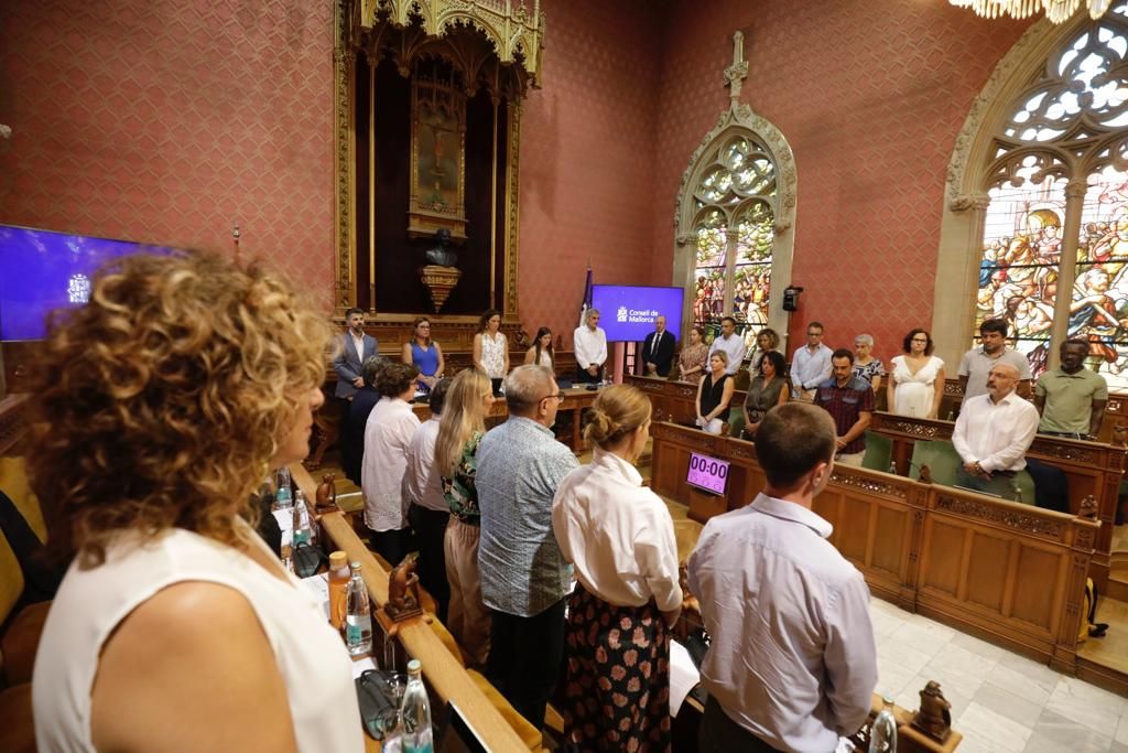 Minuto de silencio en el Consell de Mallorca en memoria de Virginia Eza