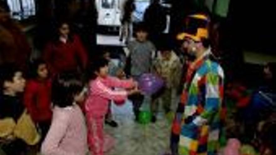Los niños de la plaza Antonio Canales disfrutan con los juegos y payasos de la fiesta navideña