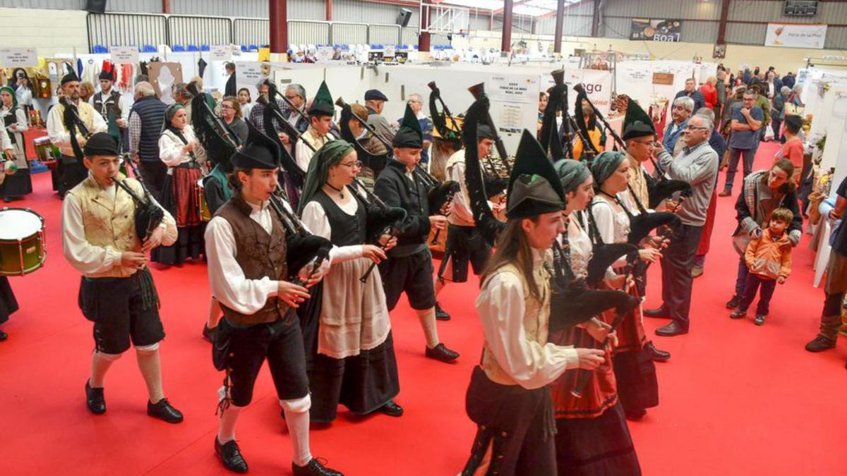 La banda &quot;La Reina del Truebano&quot; durante su actuación en la feria.