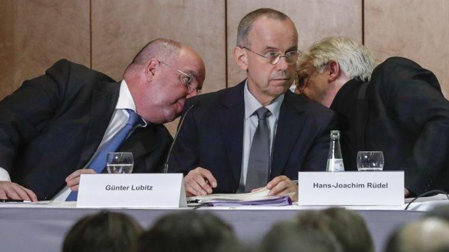 Günter Lubitz, al mig, amb el seu advocat i assessor en mitjans de comunicació