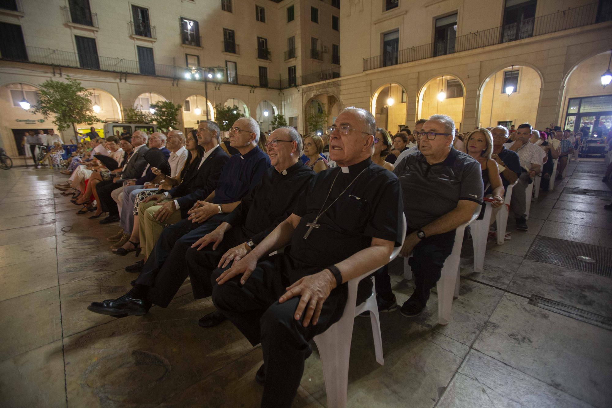 Celebración de La Alborada en honor a la Virgen del Remedio en la Plaza del Ayuntamiento de Alicante