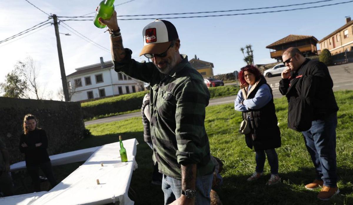 Sobre estas líneas, ambiente de romería y los niños Martín y Mateo Valdés con la «xatína» de peluche.  | MARA VILLAMUZA
