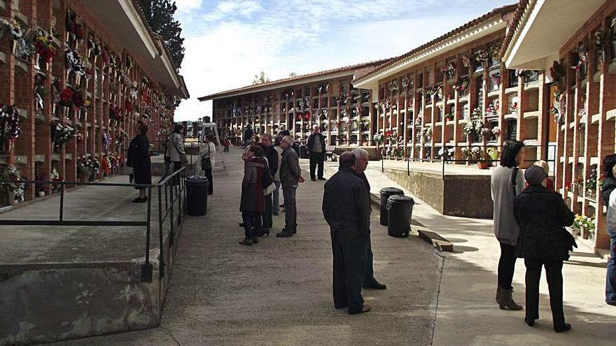 Visitants al cementiri municipal de Solsona