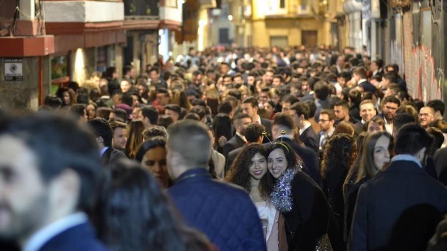 Durante toda la noche fue imposible moverse con normalidad por la calle del Aire.