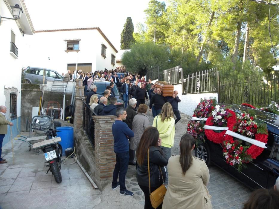 Unas 2.000 personas han abarrotado la iglesia de El Borge para despedir a su alcalde, cuyo féretro ha recorrido las calles del pueblo a hombros de sus vecinos