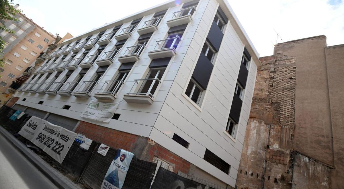 Edificio de nueva construcción en el centro de Murcia.