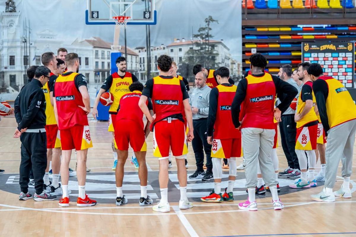 Chus Mateo, dando instrucciones al grupo durante su preparación en Guadalajara antes de tomar el avión hacia Dinamarca