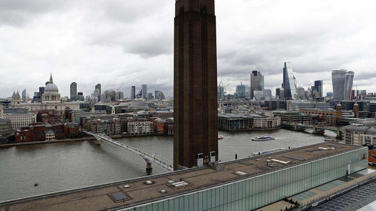 Un adolescente tira a un niño desde el décimo piso del museo Tate Garden de Londres