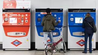 Ayuso mantendrá solo "un tiempo" la rebaja de la tarifa en el transporte: "No puede ser eternamente"
