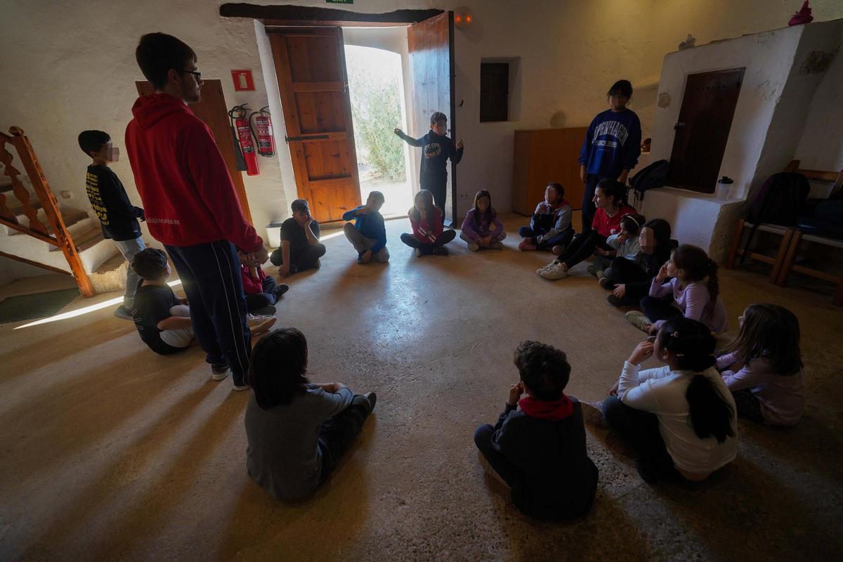Alumnos y monitores de la Escola de Nadal de Can Tomeu, en el interior de la casa de colonias de Ca n'Escandell.