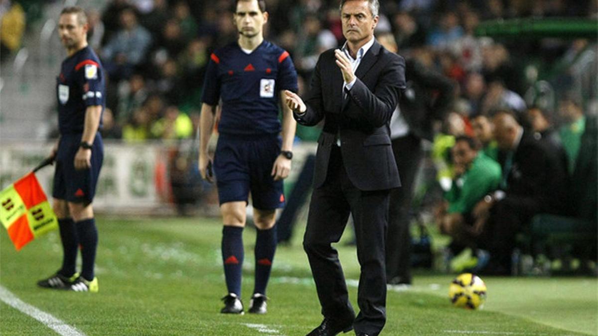 Fran Escribá, durante el encuentro entre Elche y Córdoba en el Martínez Valero